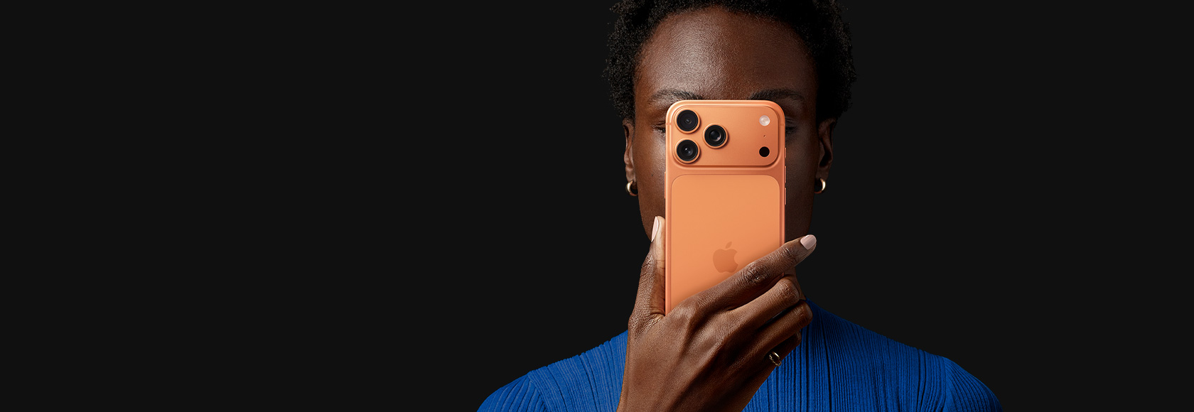 Cliente conferindo o iPhone grade A antes de pagar
